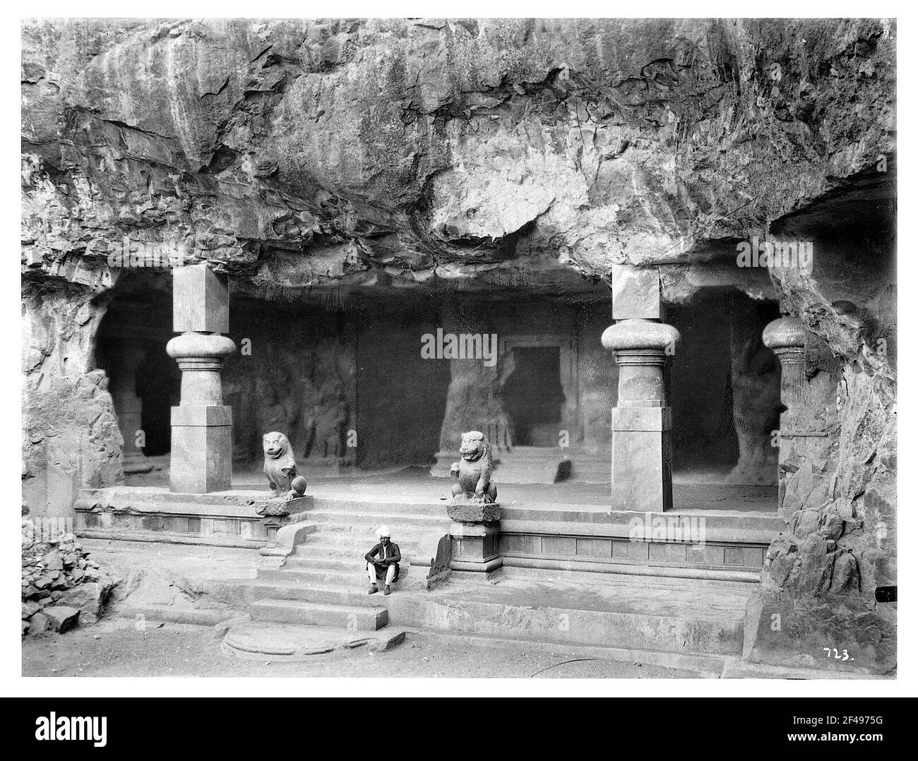 Elephanta à Mumbai, Inde. Entrée au temple de la roche avec une assise sur les marches indiennes Banque D'Images