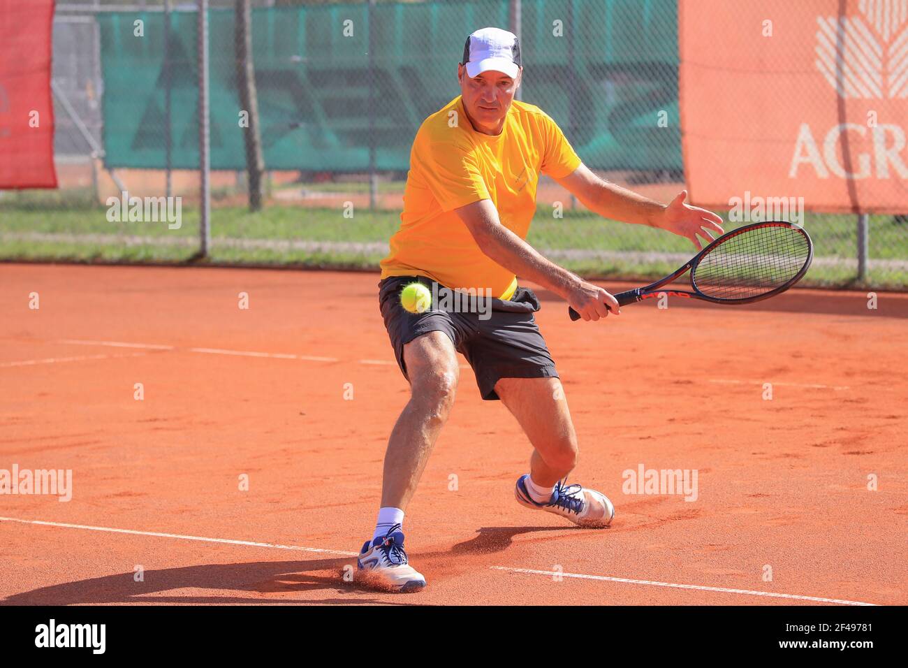 Un joueur de tennis masculin en action au Munich Senior Open 2020, Men's Singles MS50, ITF Seniors tennis Tournament Banque D'Images