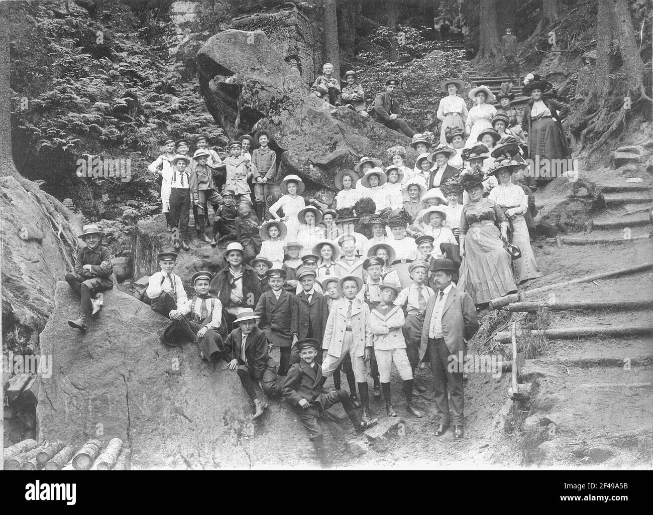 Suisse saxonne. Trous suédois. Photo de groupe d'un grand groupe de randonnée (peut-être un garçon et une fille avec accompagnement) Banque D'Images