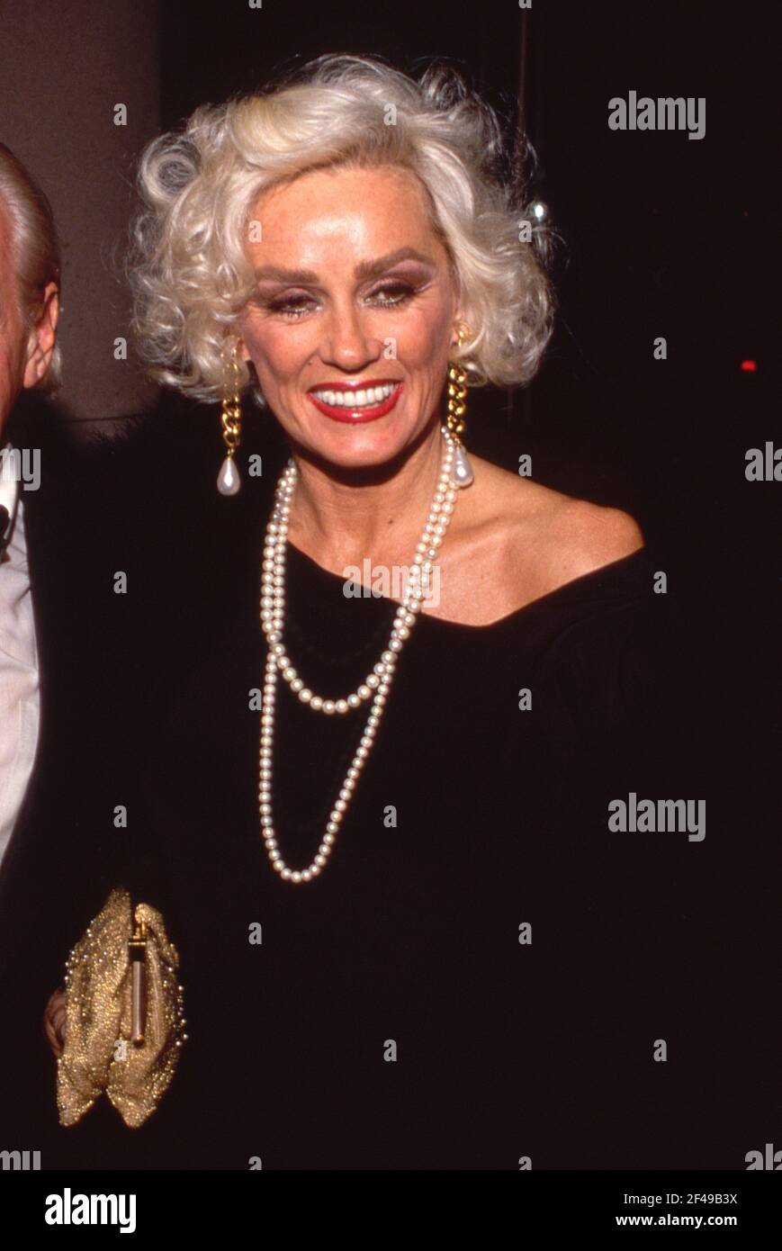 BEVERLY HILLS, C A - SEPTEMBRE 26 : Mamie Van Doren au Gala de recherche Parkinsons le 26 septembre 1990 à l'hôtel Beverly Hilton de Beverly Hills, Californie. Crédit: Ralph Dominguez/MediaPunch Banque D'Images