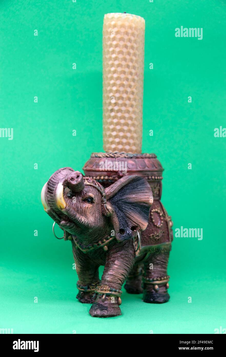 Figurine d'un éléphant indien sur fond vert. Chandelier en forme d'éléphant indien. Banque D'Images