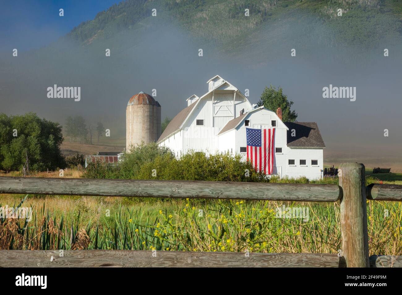 Morning brumeux à la ferme historique McPolin alias Osguthorpe Farm à Park City, Utah, États-Unis Banque D'Images