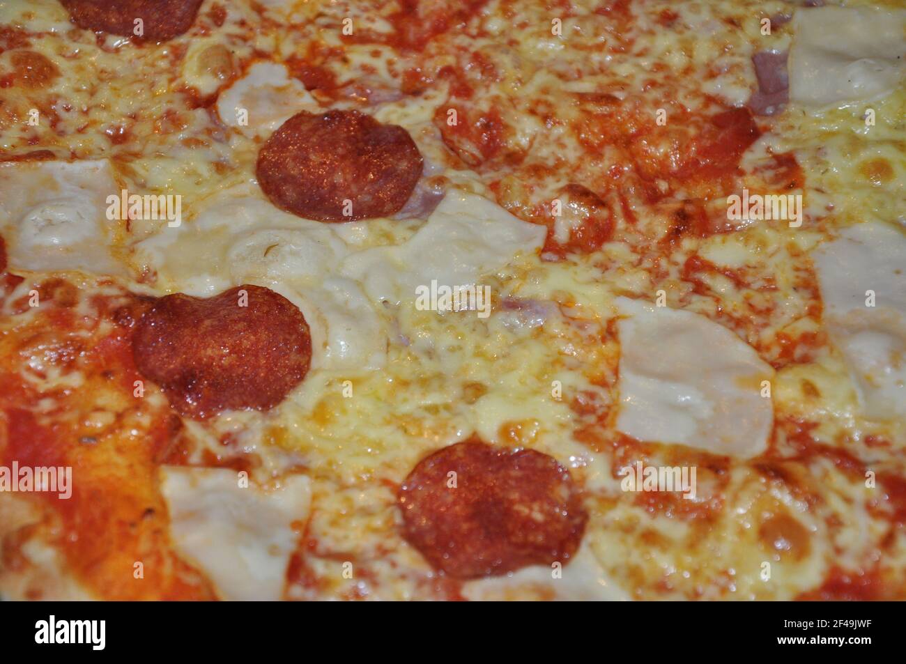 Salami à pizza. Pizza au pepperoni à la mozzarella. Gros plan sur une pizza au pepperoni fraîchement cuite. Banque D'Images