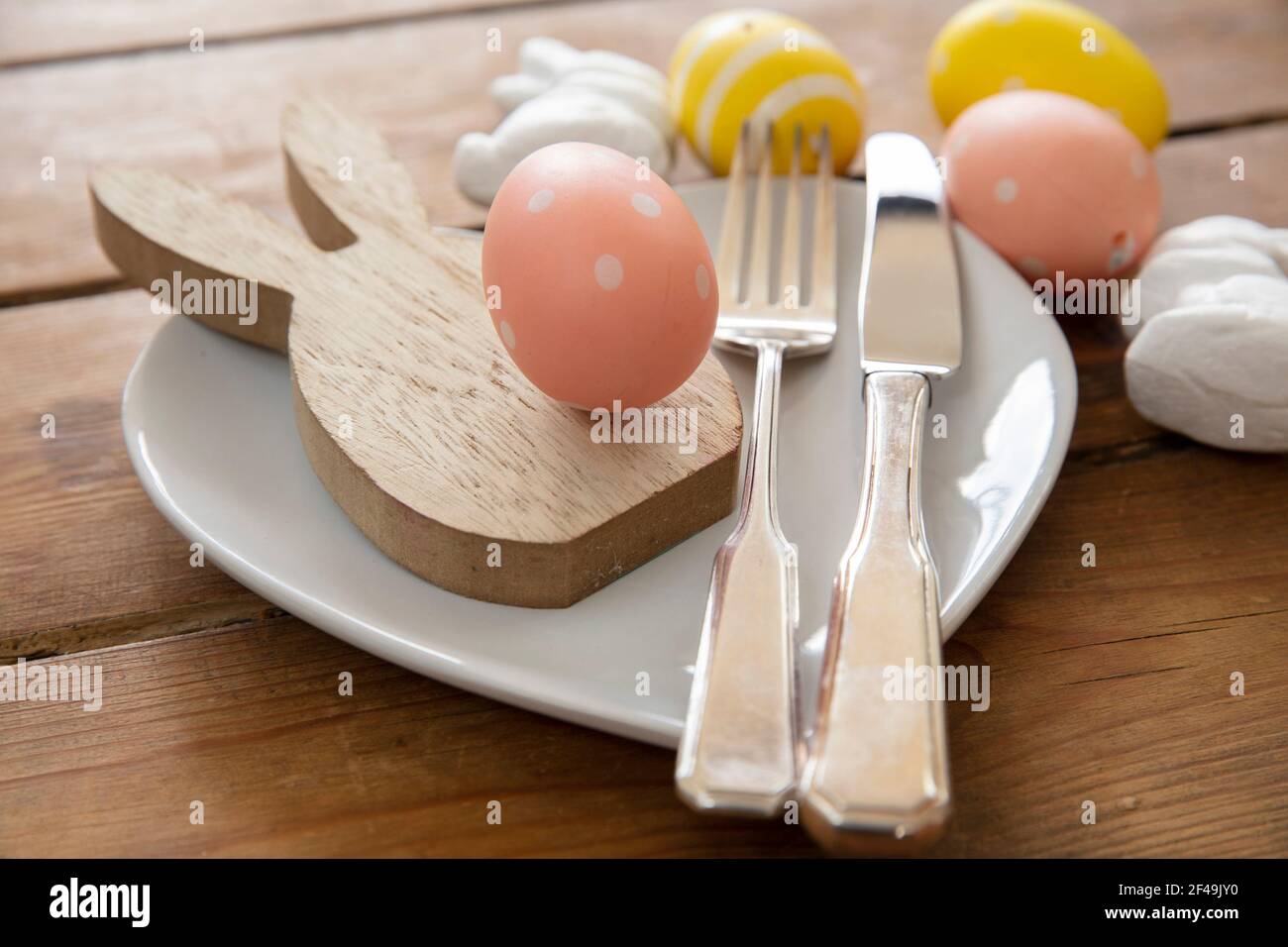 Table de repas de Pâques décorée de lapin de pâques et de pâques au printemps œufs Banque D'Images