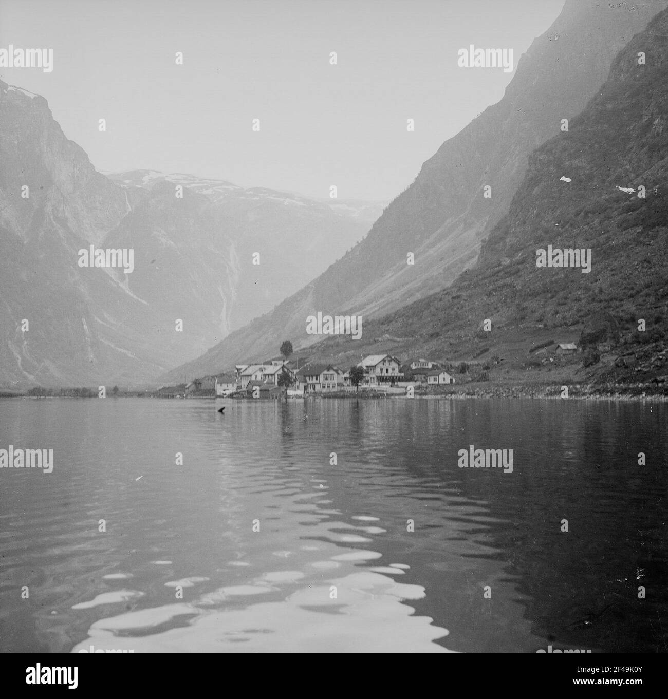 Gudvangen, Norvège. Vue dans le Nærøyfjord avec les maisons du village Gudvangen sur la rive Banque D'Images