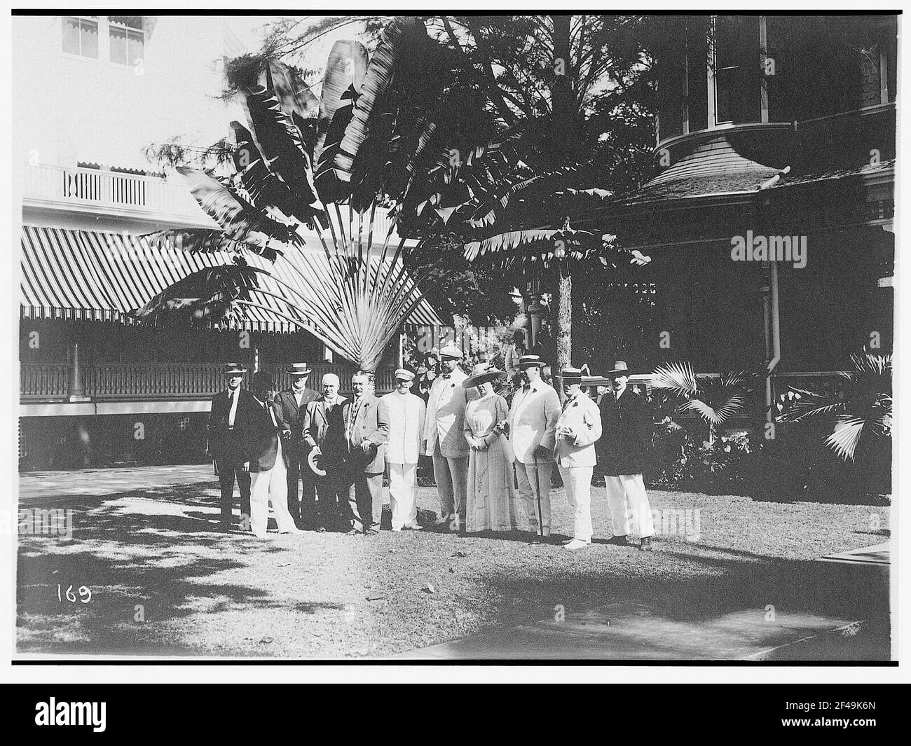 Buitenzorg (Bogor), Java / Indonésie. Photo de groupe de touristes hapag devant un arbre de voyageurs (Ravenala Madagascariensis) Banque D'Images