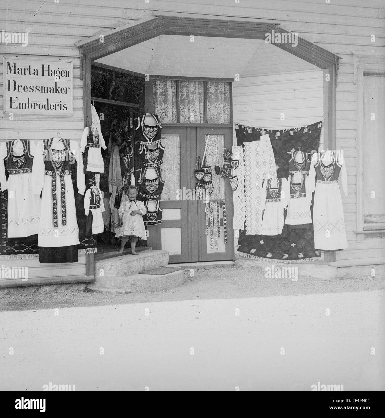 Norvège. Entrée à l'entreprise textile Marta Hagen avec des robes traditionnelles norvégiennes Banque D'Images