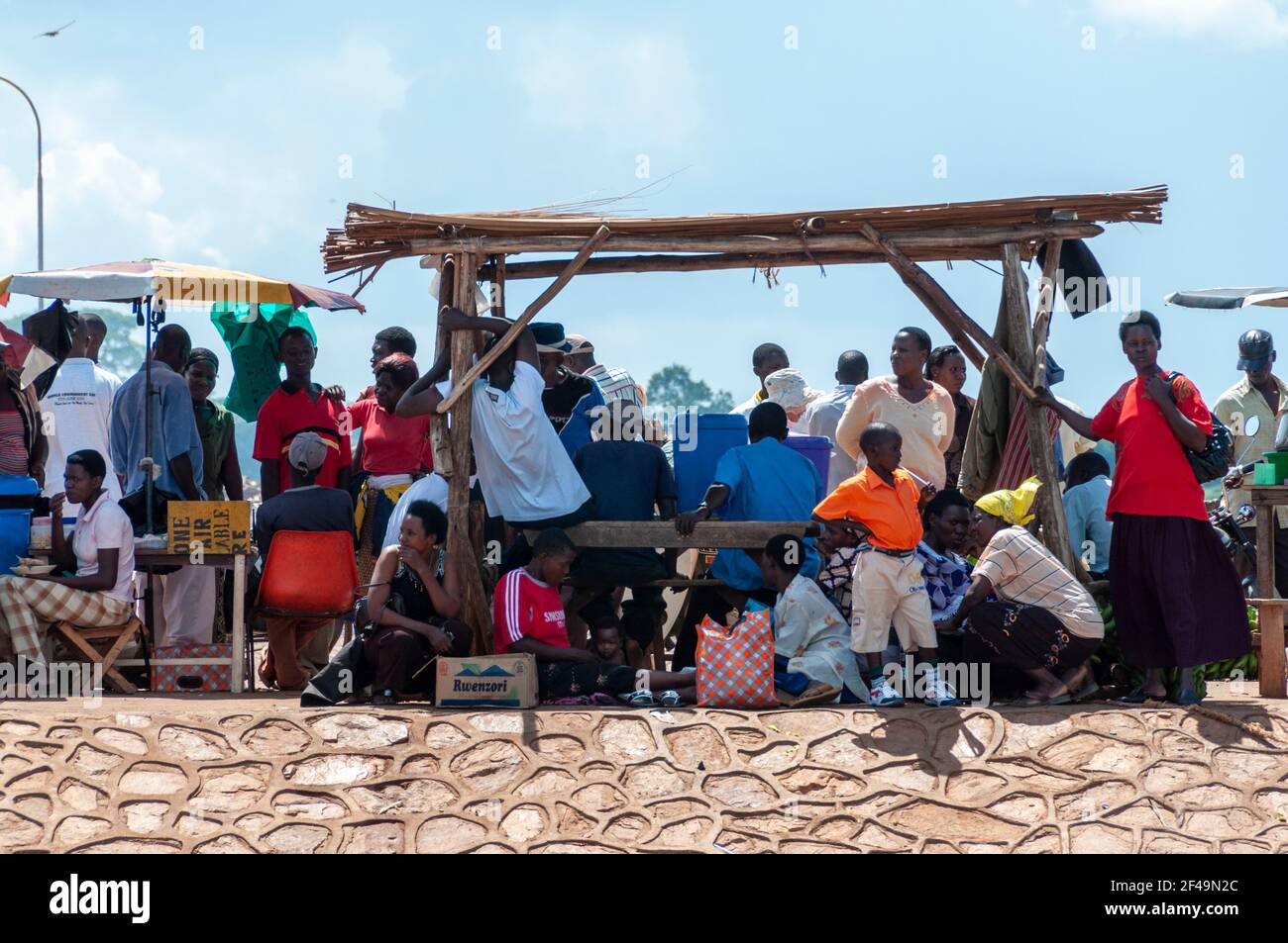 Les gens attendent un bateau pour les transporter à travers le lac à Ggaba Beach, en Ouganda. Banque D'Images