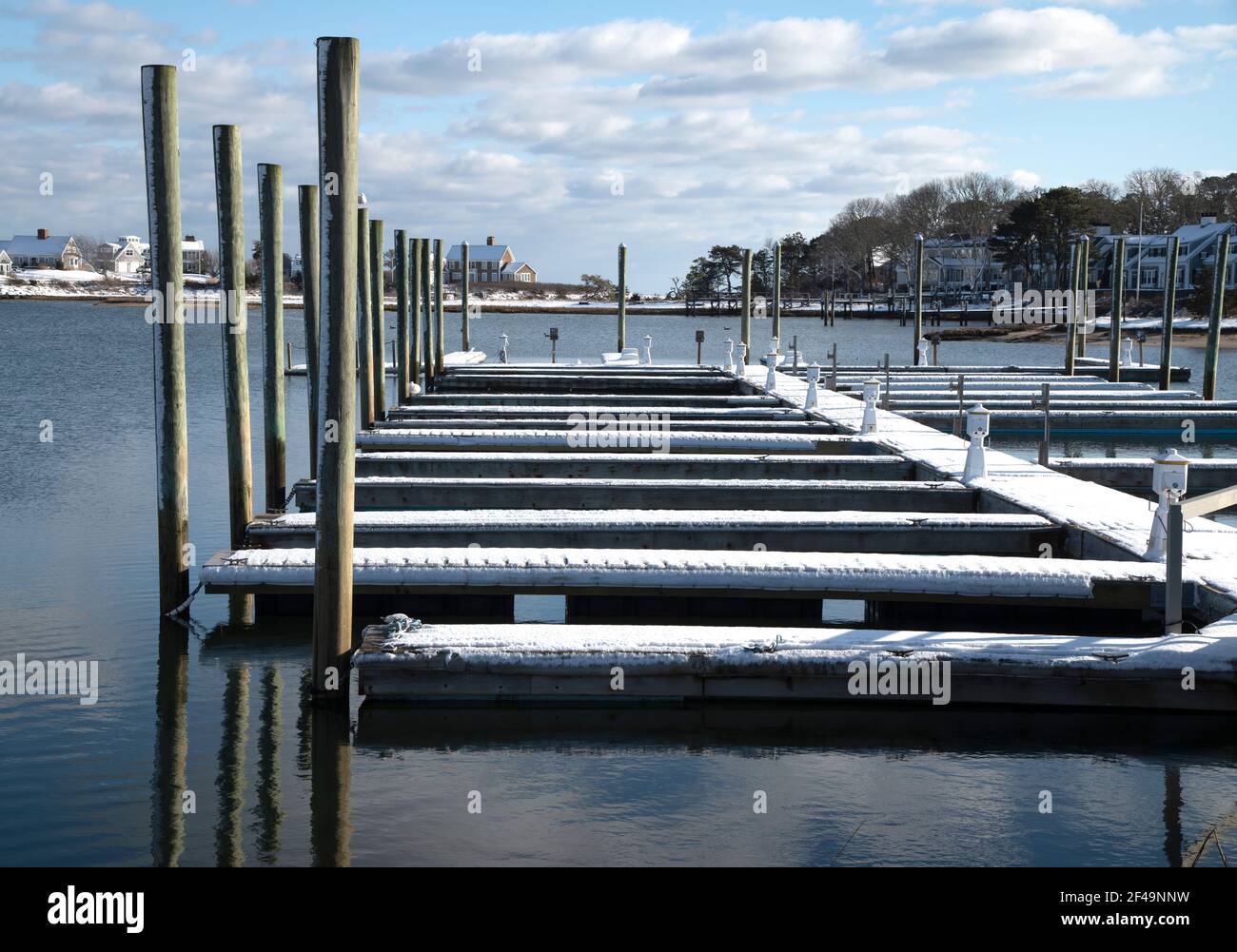 Des quais enneigés dans une marina de Cape Cod, aux États-Unis Banque D'Images