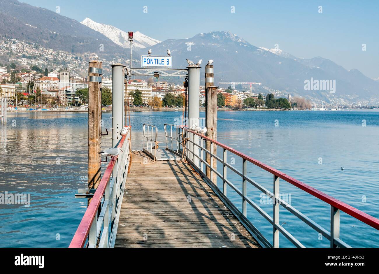 Jetée sur les rives du lac majeur à Locarno, Tessin, Suisse Banque D'Images