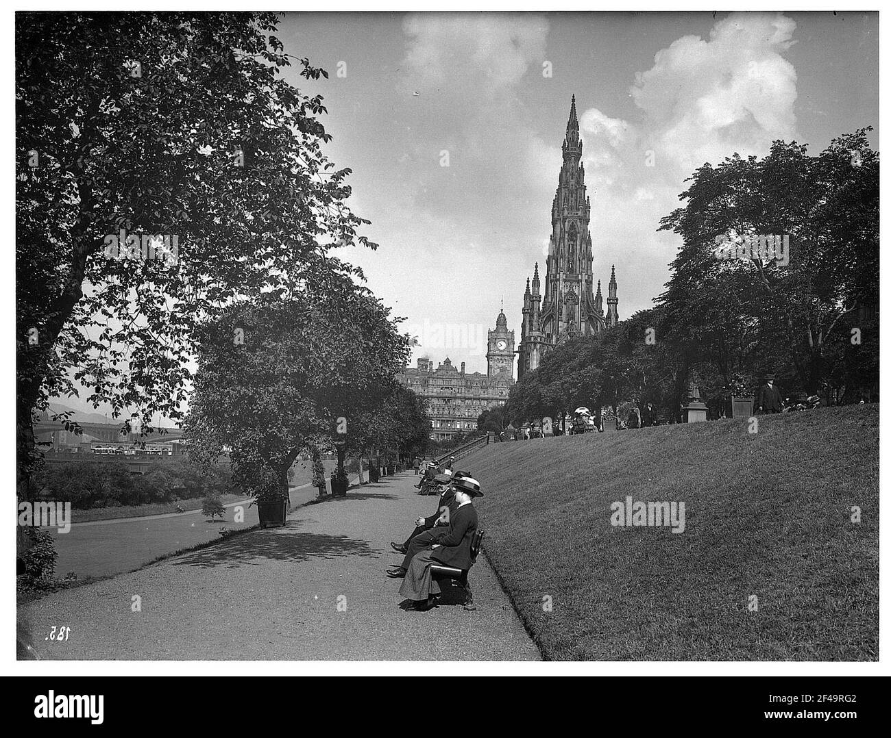Édimbourg / Écosse : Jardins du Prince avec vue sur le monument de Scott Banque D'Images