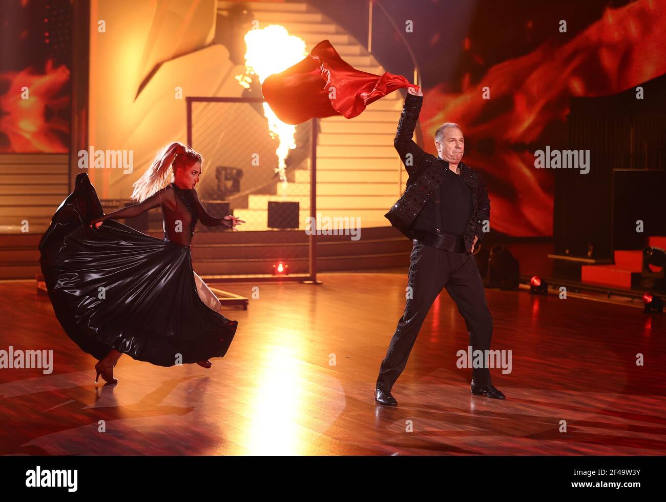 Cologne, Allemagne. 19 mars 2021. Kai Ebel, présentatrice, et Kathrin Menzinger, danseuse professionnelle, danse Paso Doble à «vous avez vraiment eu moi» dans la troisième ronde de l'émission de danse RTL «let's Dance». Credit: Rolf Vennenbernd/dpa/Alay Live News Banque D'Images