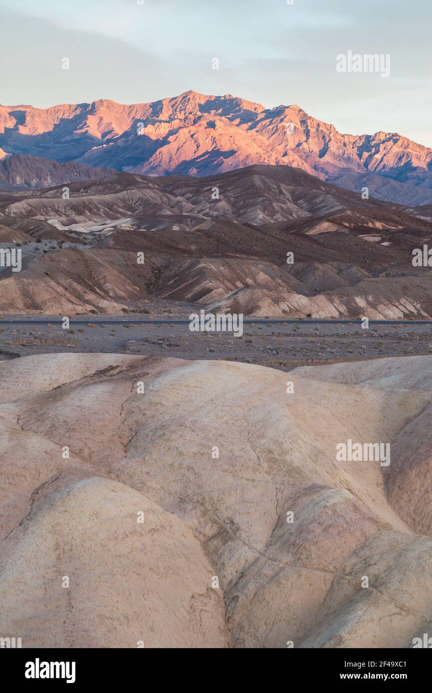 Vue sur la route dans la vallée de la mort, vue depuis Zabriskie point Banque D'Images