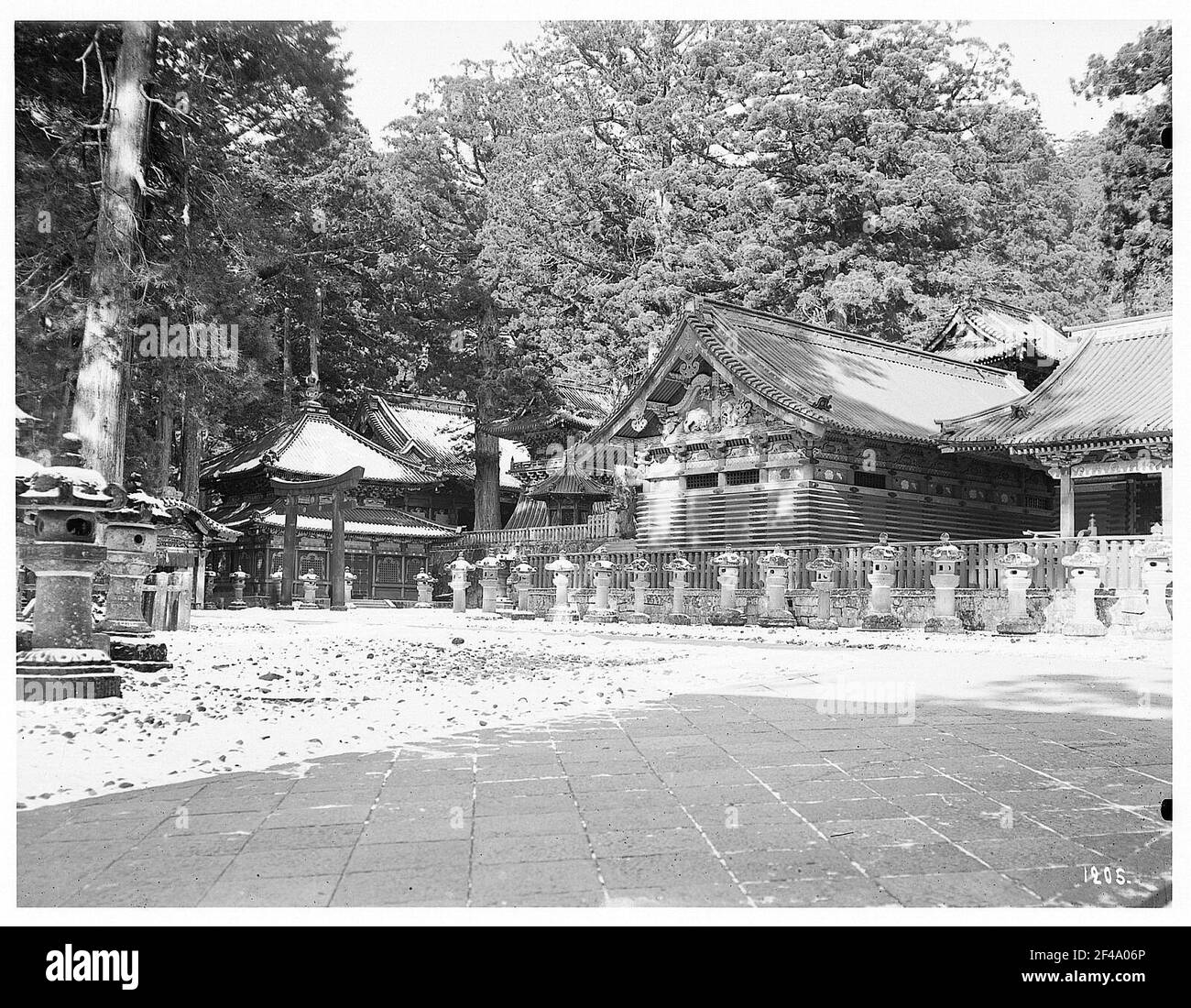 Nikko. Vue sur les bâtiments du temple de Scyatsu avec la porte de Torii et les lanternes saintes Banque D'Images
