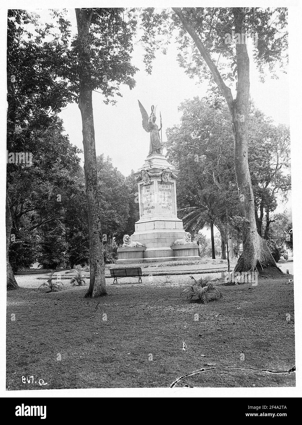 Batavia (Jakarta), Indonésie. Mémorial (avec les sculptures de Victoria et de Lion) pour le développement néerlandais de Nordsumatras dans le Wilhelminenpark dans la banlieue de Weltevreden. Vers 1890. Vue d'angle avec hommage au roi Guillaume III Banque D'Images
