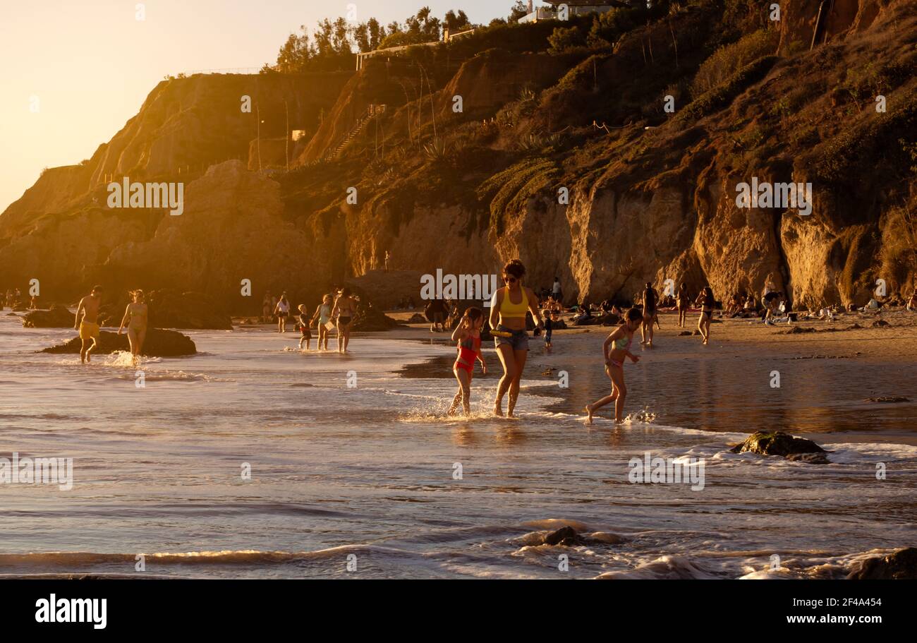 Malibu, CA USA - 1er mars 2021 : vue sur le coucher du soleil des gens qui s'amusent sur la plage El Matador Banque D'Images