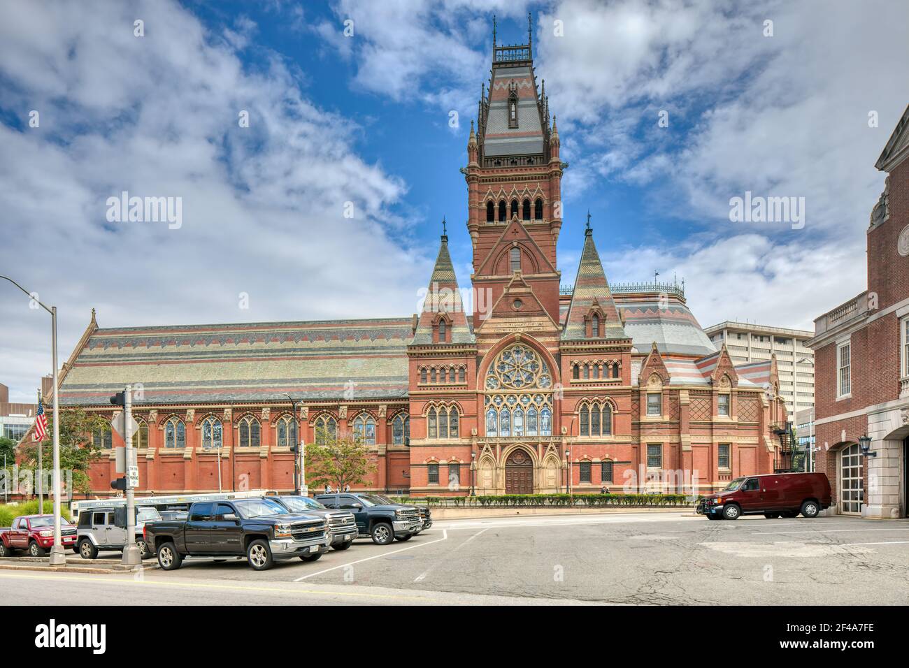 Le Harvard University Memorial Hall est situé au nord de Harvard Yard à Cambridge, Massachusetts. Il comprend le Annenberg Hall et le Sanders Theatre. Banque D'Images