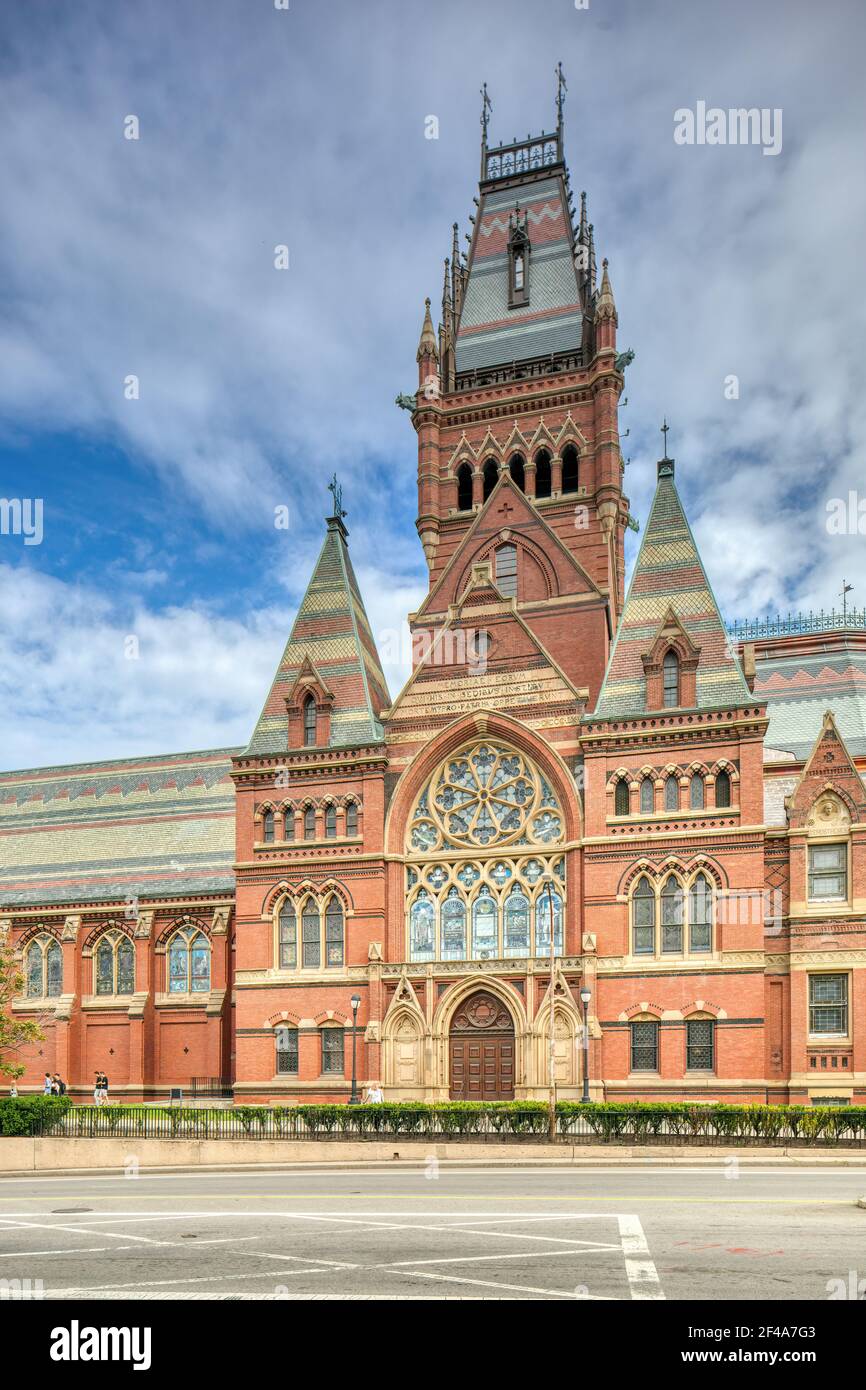 Le Harvard University Memorial Hall est situé au nord de Harvard Yard à Cambridge, Massachusetts. Il comprend le Annenberg Hall et le Sanders Theatre. Banque D'Images