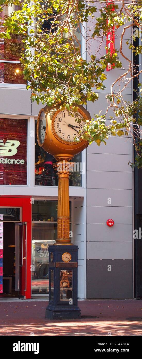 Horloge sur le trottoir Market Street dans le centre-ville de San Francisco, Californie Banque D'Images