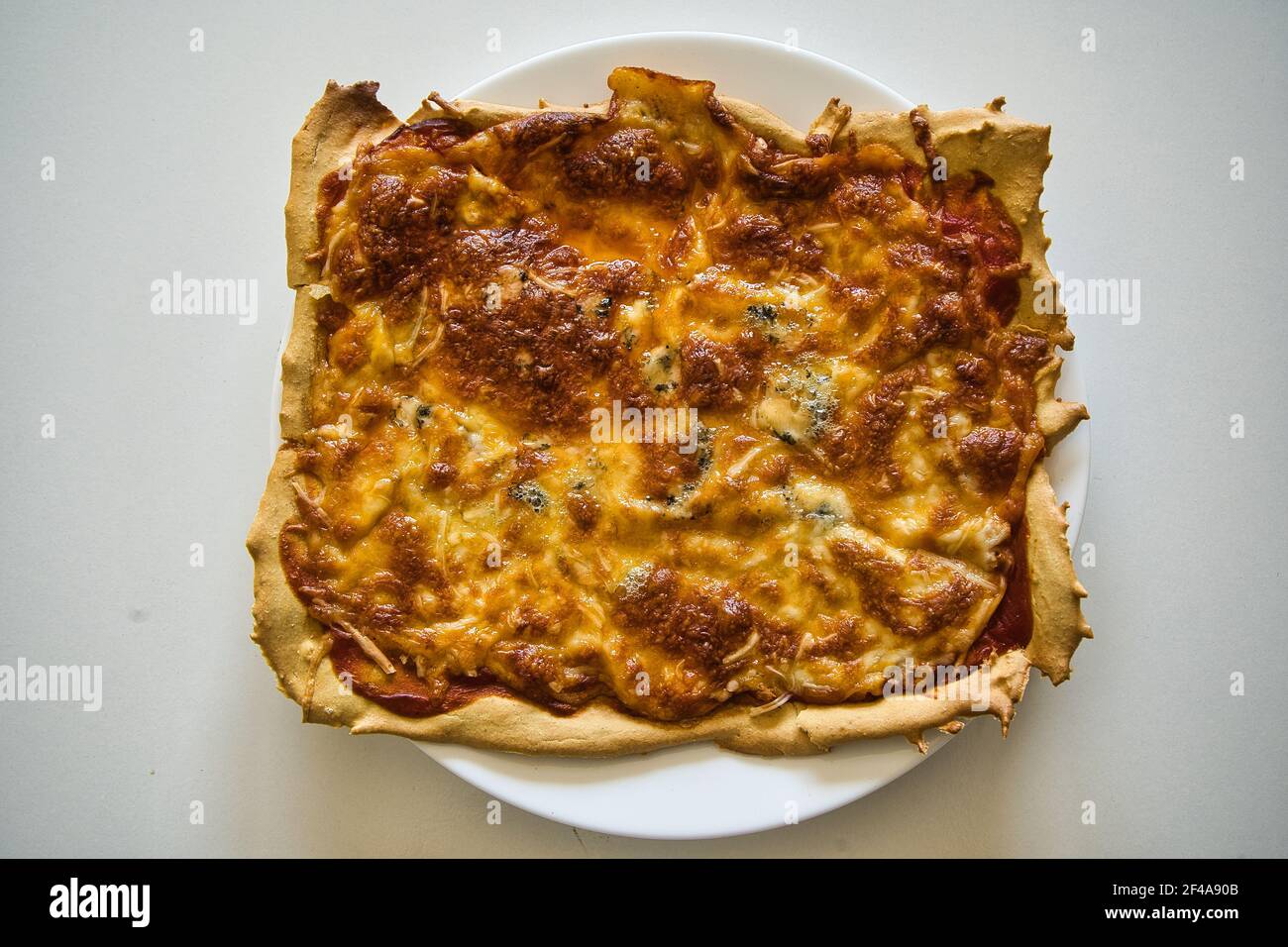 Délicieuse pizza italienne chaude maison prête à manger. Avec tomate, jambon, mozzarella et quatre fromages. Goût Banque D'Images