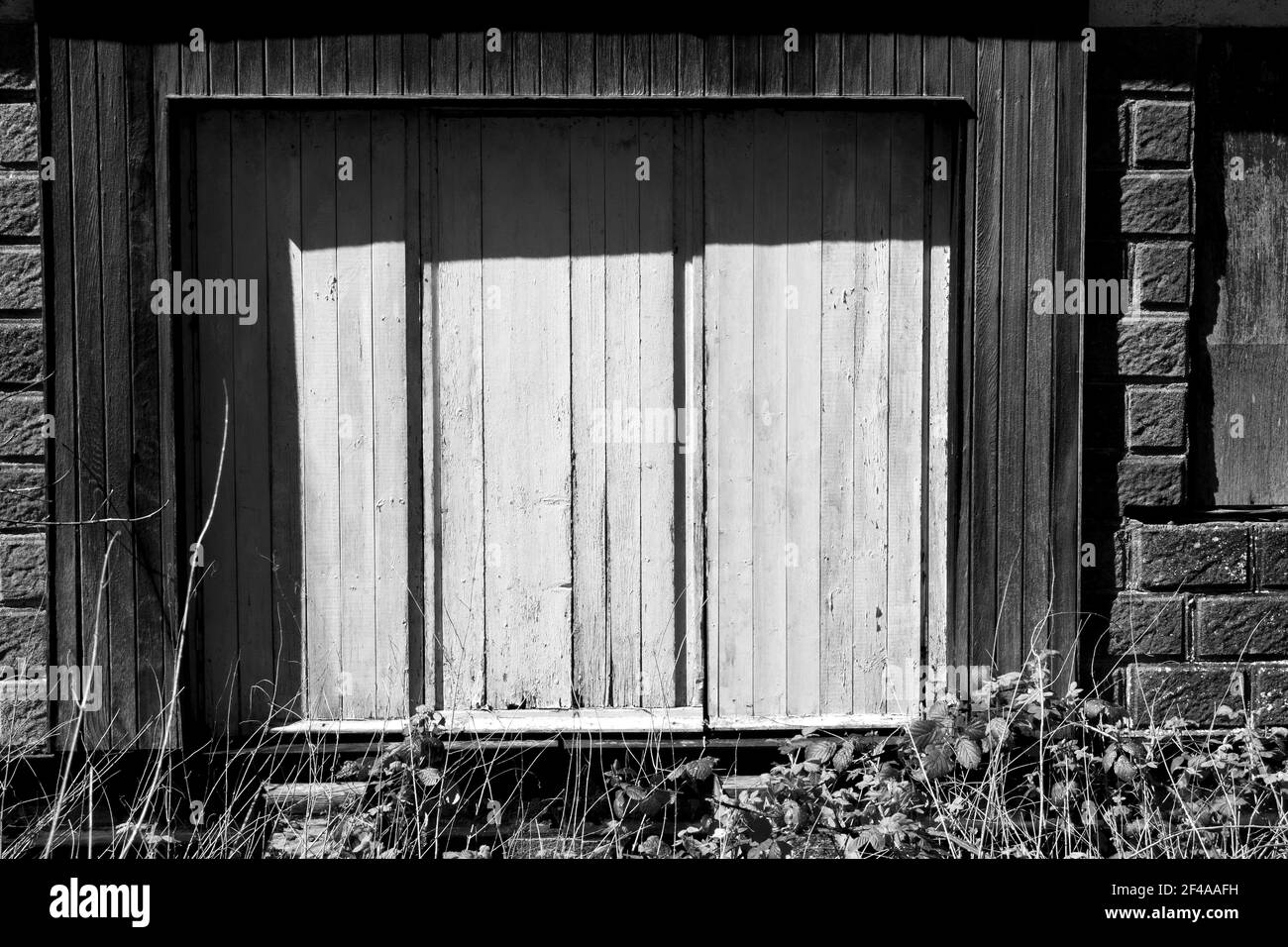 Arraisonne Vers Le Haut De L Ancienne Ouverture De Fenetre Photo Stock Alamy