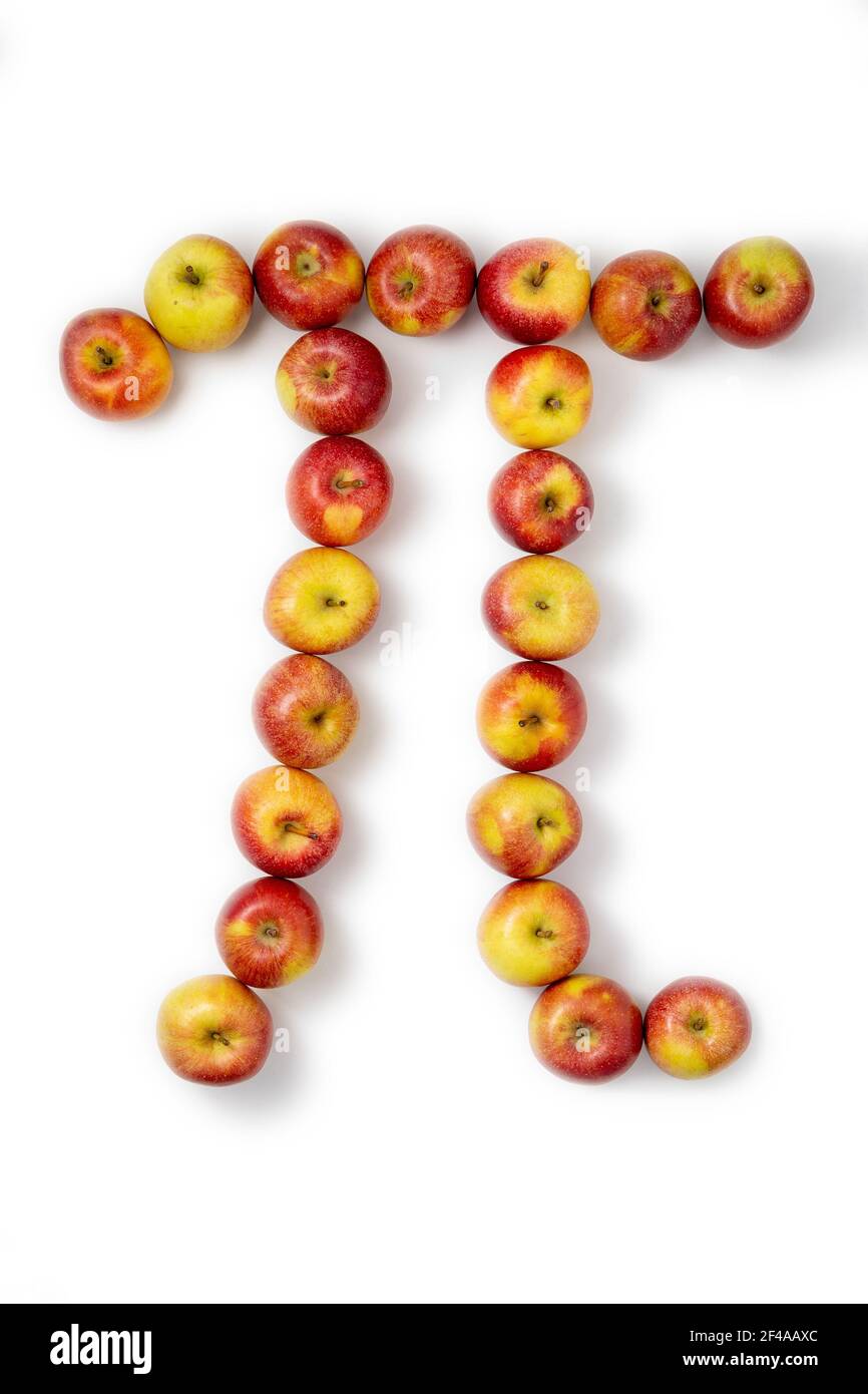Apple Pi. Pommes sur fond blanc formant la formule mathématique Pi. Banque D'Images
