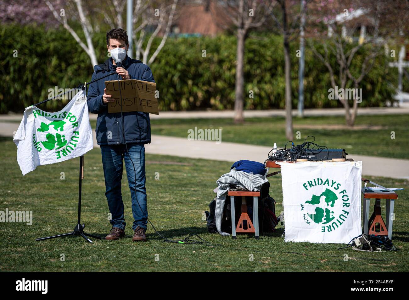 Turin, Italie - 19 mars 2021 : un démonstrateur parle au microphone lors de la manifestation « Fridays for future », une grève mondiale contre l'inaction gouvernementale en matière de dégradation du climat et de pollution de l'environnement. En raison des mesures du coronavirus, la démonstration était statique et les manifestants ont placé des milliers de plaques au sol dans le parc. Credit: Nicolò Campo/Alay Live News Banque D'Images