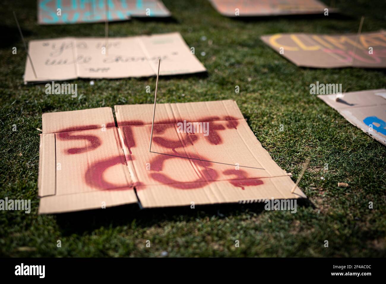 Turin, Italie - 19 mars 2021 : un écriteau indiquant « plus de CO2 » est visible lors de la manifestation « Fridays for future », une grève mondiale contre l'inaction du gouvernement en matière de dégradation du climat et de pollution de l'environnement. En raison des mesures du coronavirus, la démonstration était statique et les manifestants ont placé des milliers de plaques au sol dans le parc. Credit: Nicolò Campo/Alay Live News Banque D'Images