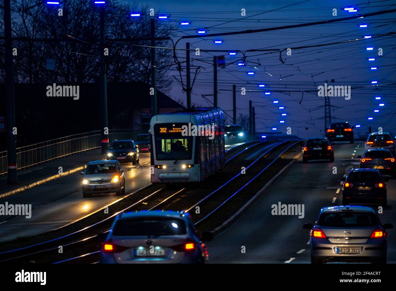 Le ruban bleu, une installation légère le long de Kurt-Schumacher-Strasse, à Gelsenkirchen Schalke, 2.7 KM de long, organisée par la Fondation Schalker Markt Banque D'Images