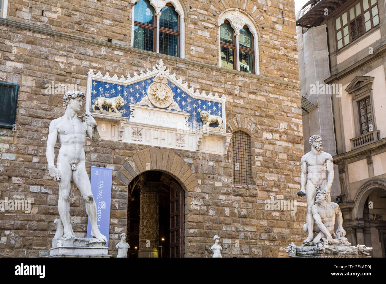 Florence, Italie. Entrée au Palazzo Vecchio, hôtel de ville de Florence. Ce gigantesque palais-forteresse romane crénelé est l'un des plus importants Banque D'Images