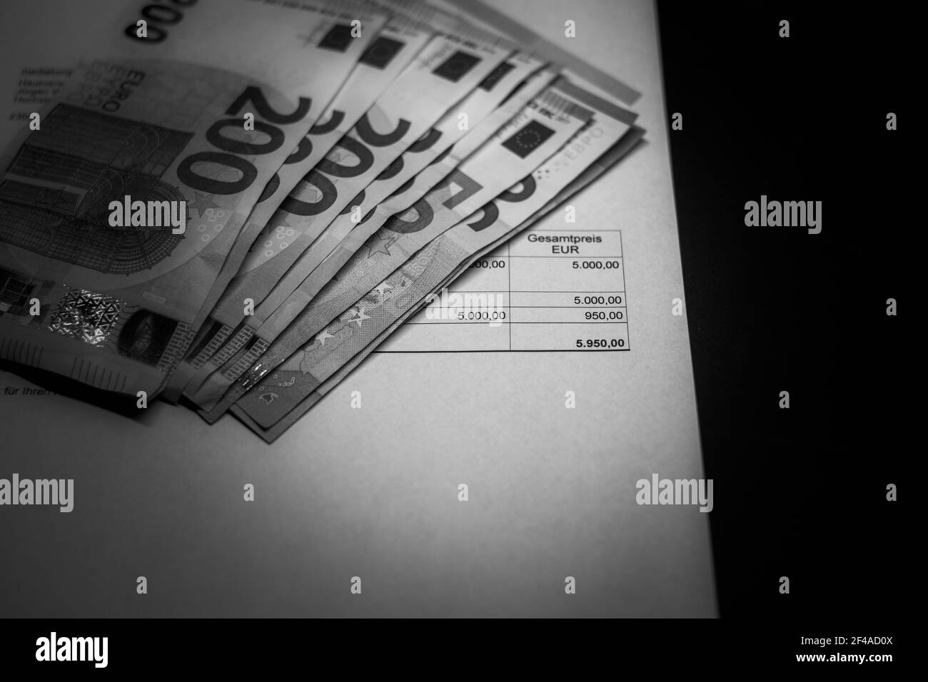 sur une facture se trouve une grande pile de billets en euros Banque D'Images