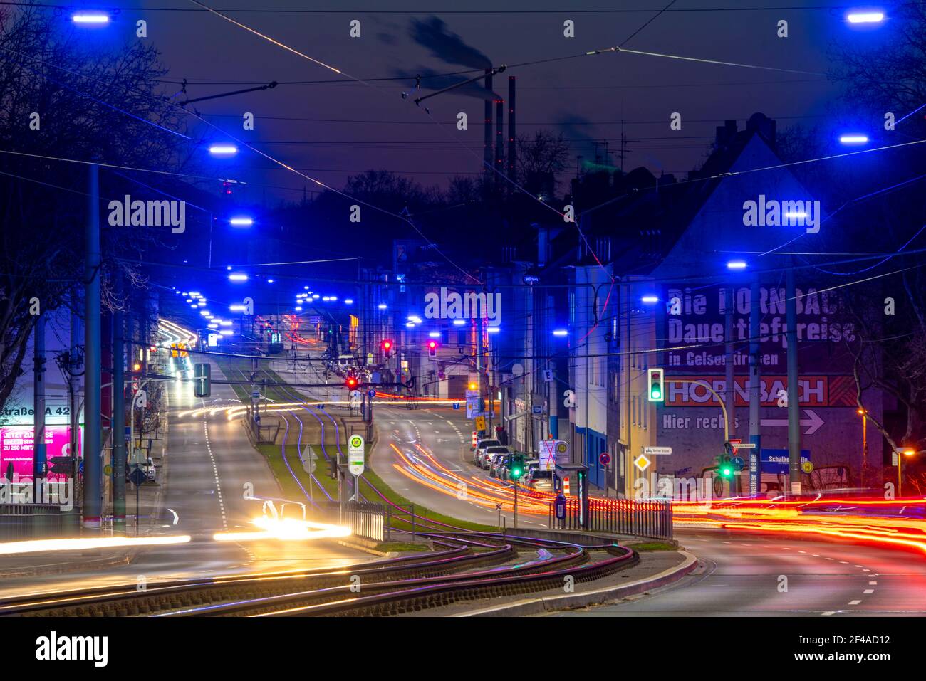 Le ruban bleu, une installation légère le long de Kurt-Schumacher-Strasse, à Gelsenkirchen Schalke, 2.7 KM de long, organisée par la Fondation Schalker Markt Banque D'Images