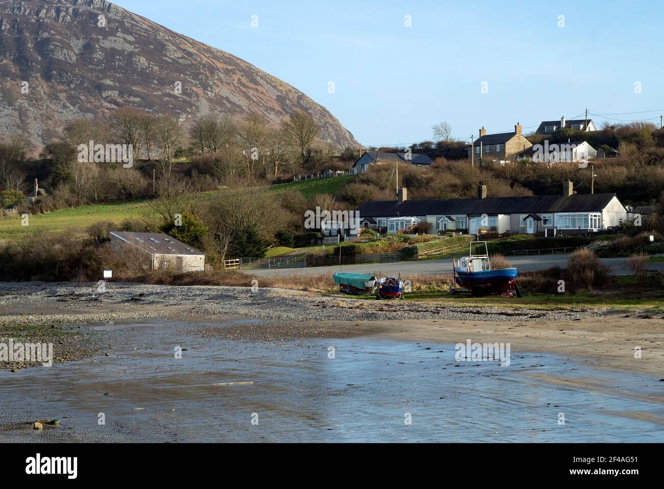 Plage de Trefor, pays de Galles. Paysage charmant avec de petites maisons sur une rive de sable. Une baie isolée près de la magnifique péninsule de Llyn. Jour ensoleillé Banque D'Images