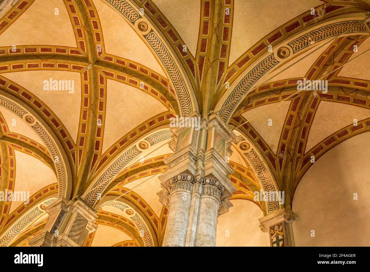 Pienza, Toscane, Italie. Belle côte de saut dans les plafonds de la nef de la cathédrale de Pienza (duomo) de Santa Maria Assunta. (Pour usage éditorial Banque D'Images