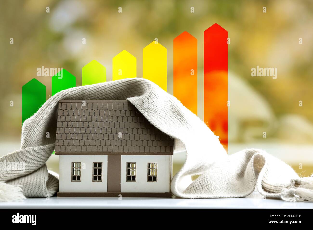 Figure de maison avec écharpe et efficacité énergétique en extérieur.  Concept de chauffage d'hiver Photo Stock - Alamy