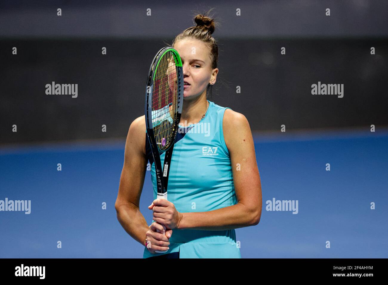 SAINT-PÉTERSBOURG, RUSSIE - MARS 19: Veronika Kudermetova de Russie pendant  son match contre Daria Kasatkina de Russie pendant les quarts de finale du  Trophée des dames de Saint-Pétersbourg 2021, tournoi de tennis