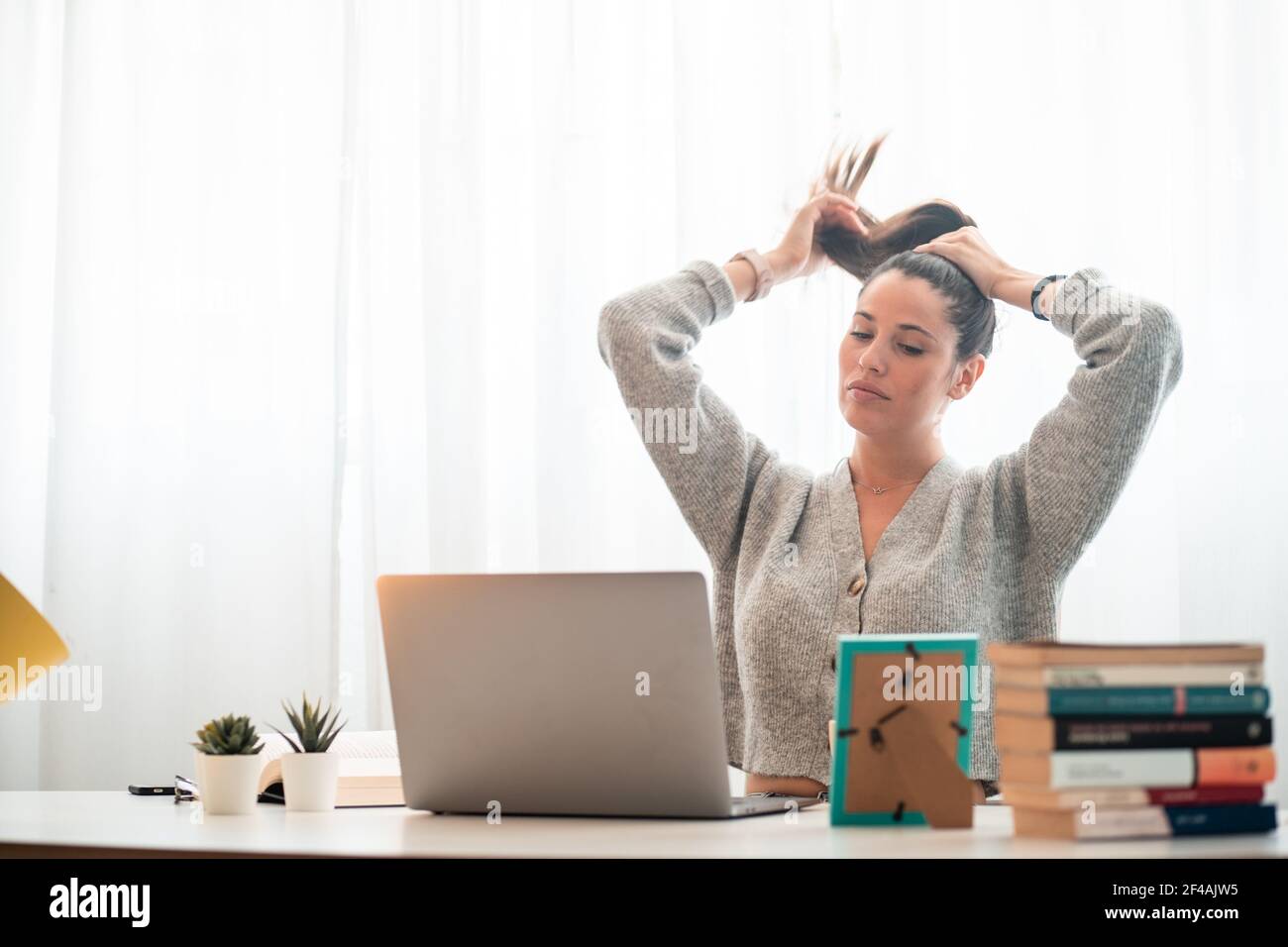 jeune femme qui se télétravailleur à la maison avec un ordinateur Banque D'Images