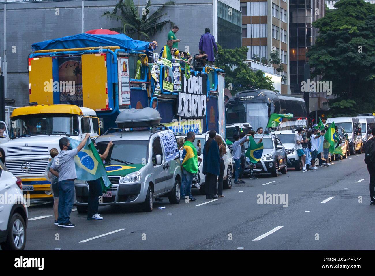 Santo Antonio do Pinhal, Sao Paulo, Brésil. 19 mars 2021. Sao Paulo (SP), 19/03/2021 - MANIFESTACAO/CARREATA/FORA JOAO DORIA - Carreta e trio eletrico e visto na Av Paulista em frente ao Fiesp com manifestes pedindo a saida do Governador de Sao Paulo Joao Doria (PSDB), no insficio a noite de sexta-feira crédit: Leco Viana/TheNEWS2/ZUMA Wire/Alay Live News Banque D'Images