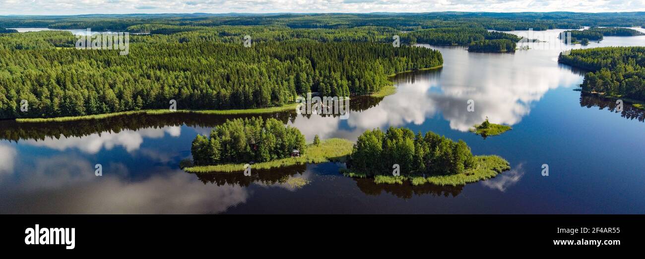 Panorama de deux îles appelées Muutosaaret près de Leppävirta à Savo Finlande photographiée avec un drone Banque D'Images