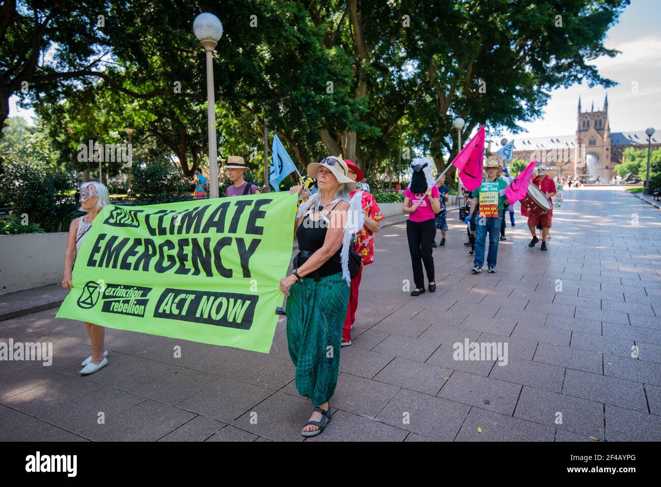 Sydney, Australie - 13 mars 2021 - rébellion d'extinction Sydney passe par le CBD pour protester devant l'hôtel de ville de Sydney. Banque D'Images
