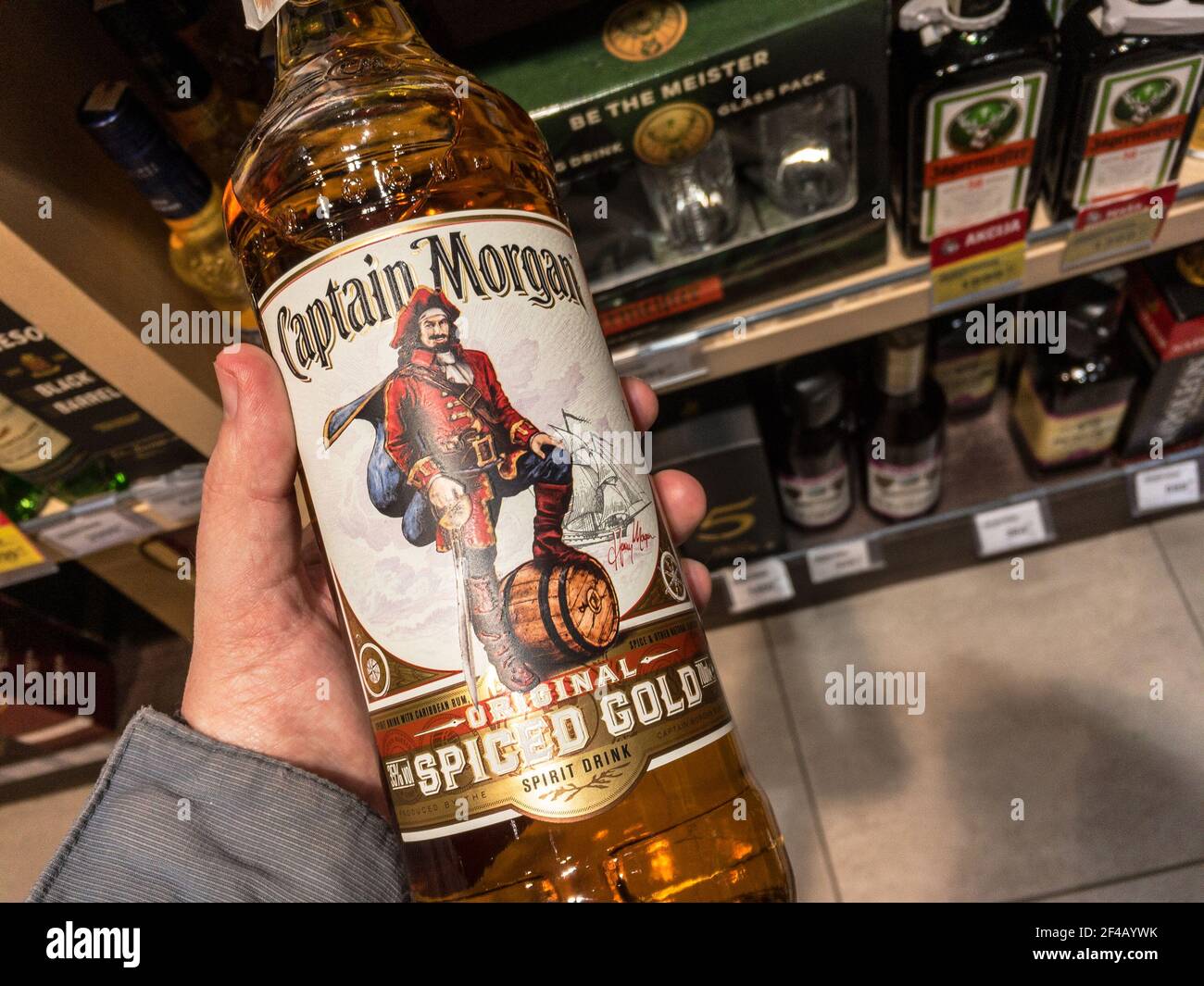 BELGRADE, SERBIE - 4 MARS 2021 : logo du club de rhum épicé de Captain Morgan sur les bouteilles à vendre à Belgrade. Marque de rhum Captain Morgan, faisant partie de Diageo Banque D'Images