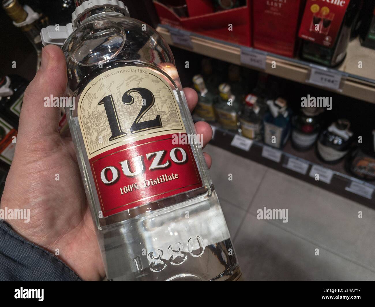 BELGRADE, SERBIE - 15 MARS 2021 : logo ouzo 12 sur une bouteille à vendre à Belgrade, Serbie. 12 est l'une des marques grecques les plus célèbres d'Ouzo, une anis Banque D'Images