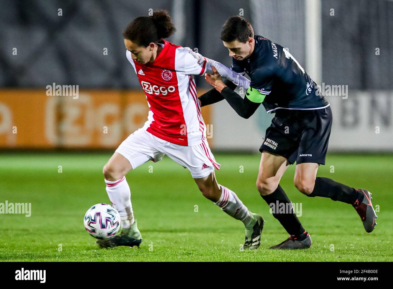 AMSTERDAM, PAYS-BAS - MARS 19: Kian Fitz Jim d'Ajax U23, Luc Mares de MVV Maastricht pendant le match néerlandais de Keukenkampiofendivisiie entre Ajax U2 Banque D'Images