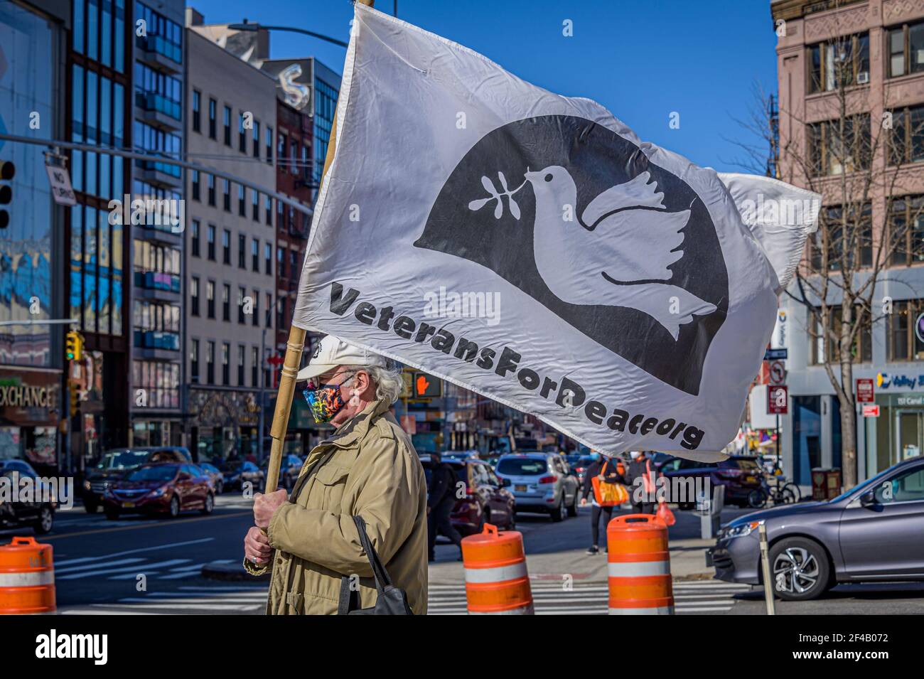 ÉTATS-UNIS. 19 mars 2021. Des militants anti-guerre se sont réunis le 19 mars 2021, le 18e anniversaire de l'invasion de l'Irak, au Manhattan Bridge Plaza à Bowery et Canal, avec des banderoles et des panneaux faisant face à la circulation de l'heure de pointe vendredi en fin d'après-midi, à travers le pont, ainsi que des piétons dans le quartier, S'opposer au cycle sans fin de guerre et de militarisme des États-Unis. (Photo par Erik McGregor/Sipa USA) crédit: SIPA USA/Alay Live News Banque D'Images