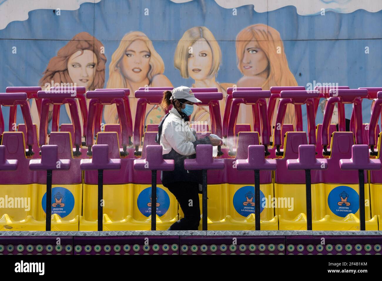 Santiago, Metropolitana, Chili. 19 mars 2021. Le personnel du parc d'attractions Fantasilandia désinfecte un jeu avant qu'il ne soit occupé par le public. Aujourd'hui, il y a eu 6,600 nouveaux cas de coronavirus au Chili. Credit: Matias Basualdo/ZUMA Wire/Alamy Live News Banque D'Images