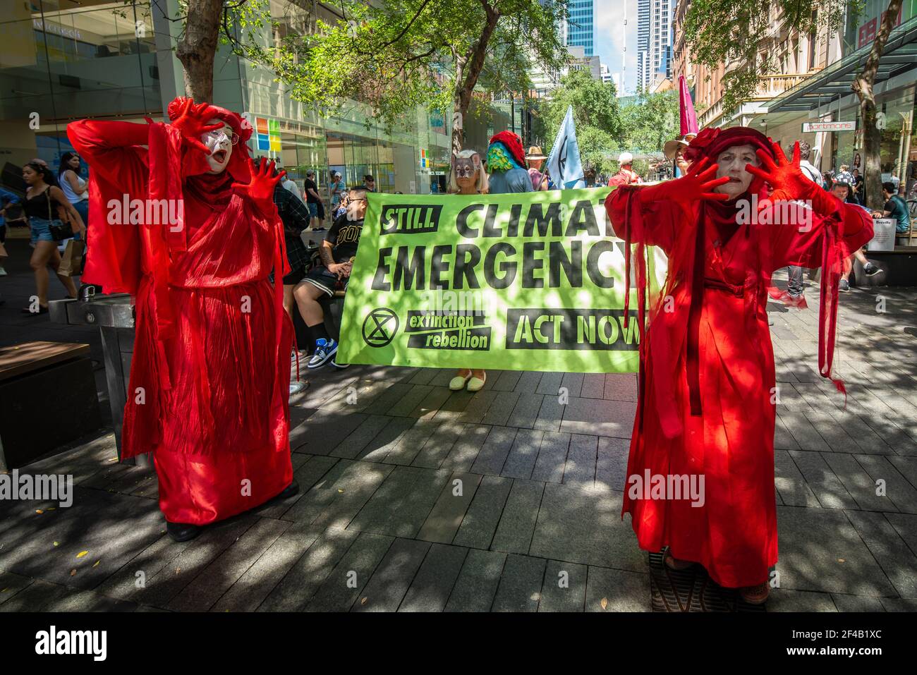 Sydney, Australie - 13 mars 2021 - rébellion d'extinction Sydney passe par le CBD pour protester devant l'hôtel de ville de Sydney. Banque D'Images