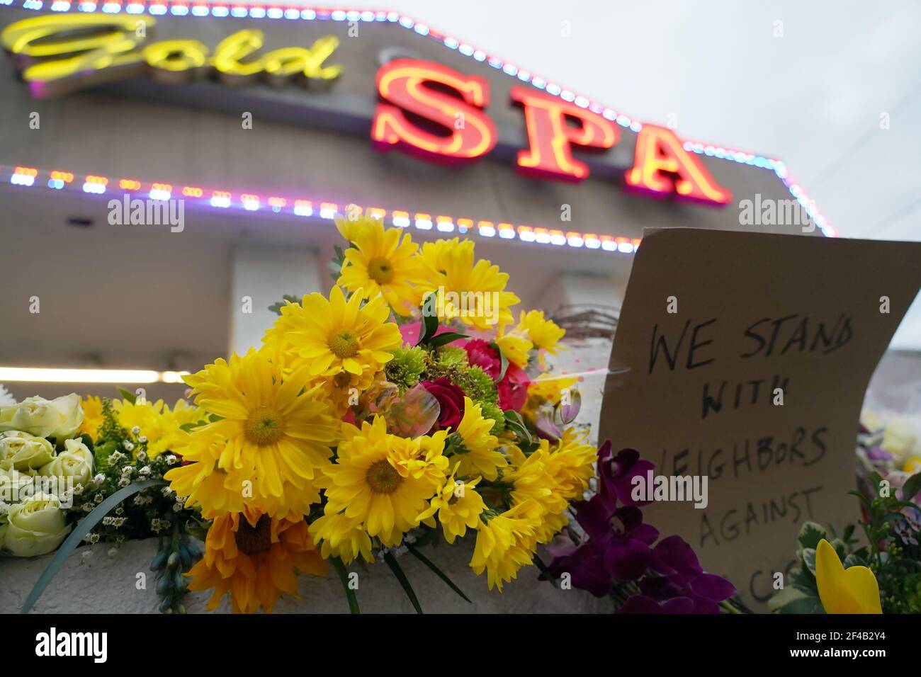 Atlanta, États-Unis. 19 mars 2021. Les fleurs se trouvent à l'extérieur de Gold Spa, l'un des sites de fusillades meurtrières dans trois spas différents, à Atlanta, en Géorgie, le vendredi 19 mars 2021. Photo de Tami Chappell/UPI crédit: UPI/Alay Live News Banque D'Images