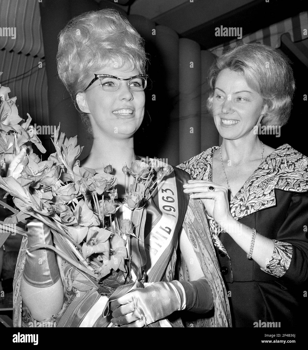 Mlle Bril 1963 élection. Jenny de Knegt d'Amsterdam est un gagnant Date 30 mai 1963 Lieu Amsterdam, Noord-Holland Banque D'Images