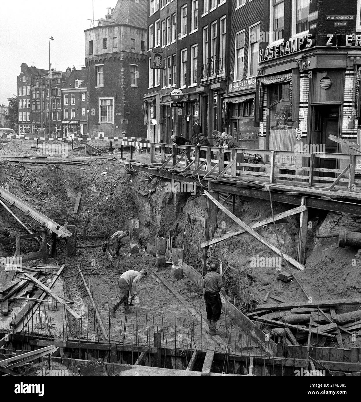 Construction d'un tunnel pour piétons à l'Kamperbrug en face du côté est de la Gare Centrale Date 18 juin 1963 Banque D'Images