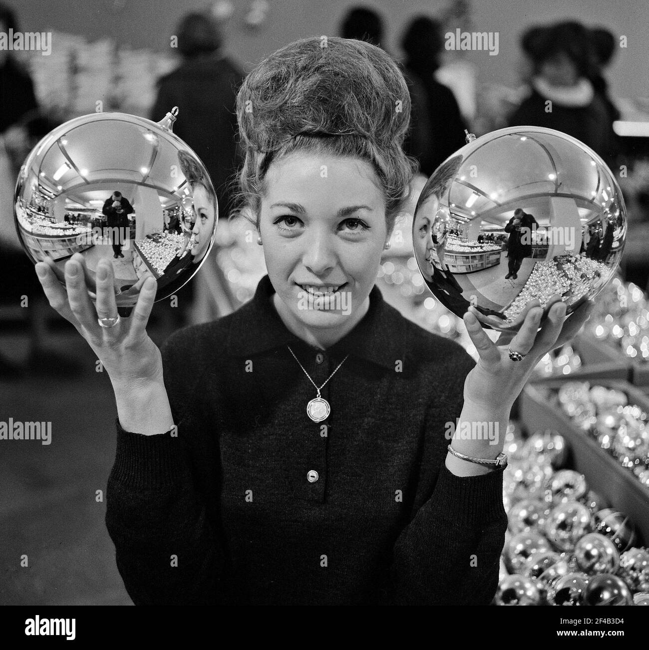 Décorations de Noël en vente dans les grands magasins. Ces énormes boules de Noël coûte cinq florins Date Décembre 19, 1963 Banque D'Images